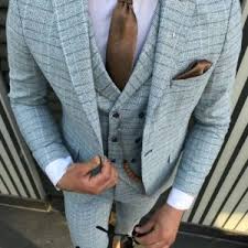 Деловой-костюм-светлый-в-клетку-1