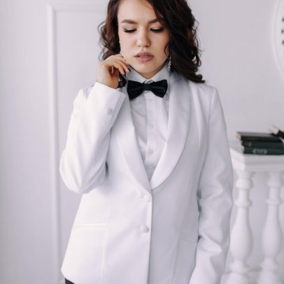 Женский смокинг белого цвета