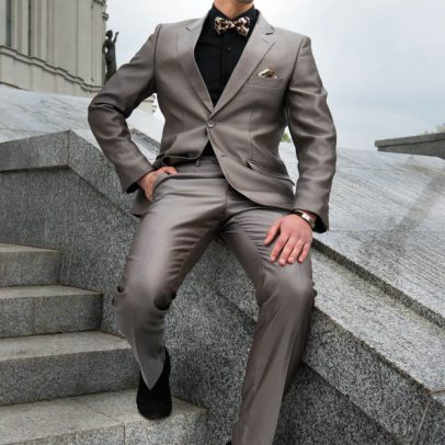 Классический серый мужской костюм.